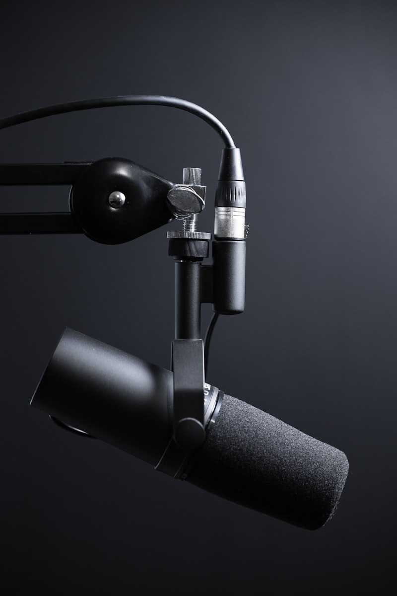 Mesa de sonido y control acústico de estudio de podcasts de Grimen Pro